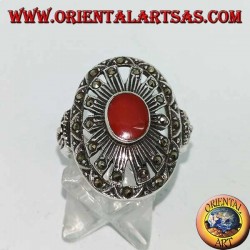 Anillo de plata con cornalina ovalada en un engaste de marcasita