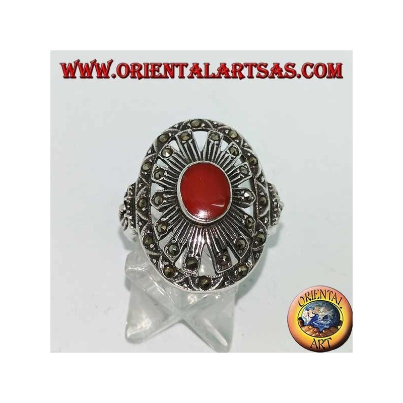 Bague en argent avec cornaline ovale sur un sertissage en marcassite