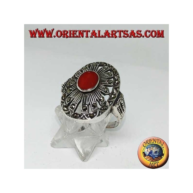 Anello in argento con corniola ovale su montatura a raggi tempestati di marcassiti