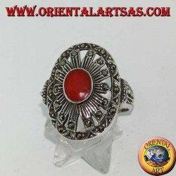 Bague en argent avec cornaline ovale sur un sertissage en marcassite