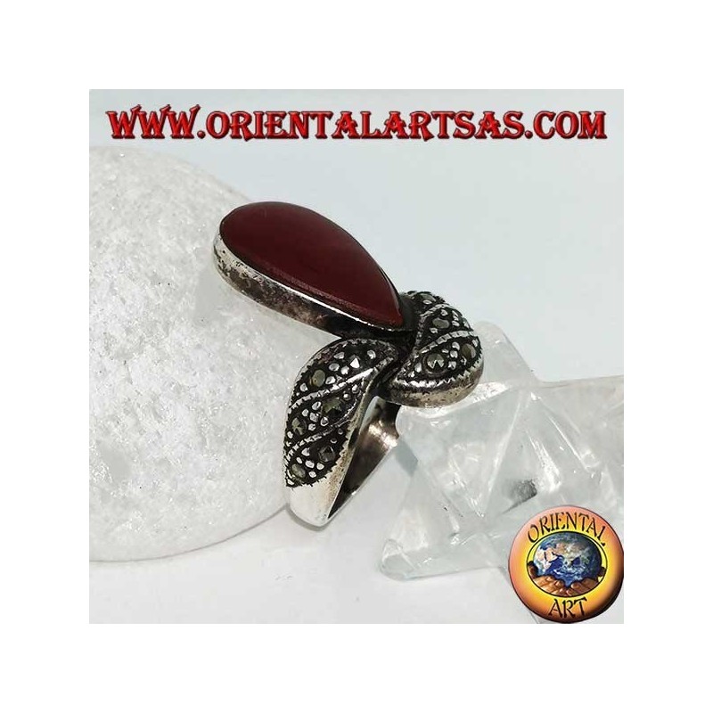 Anello in argento con corniola a goccia e fascia tempestata di marcassiti