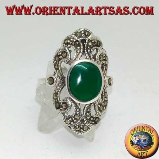 Anillo de plata con ágata verde ovalada en un marco barroco calado tachonado de marcasitas