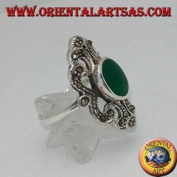 Bague en argent avec agate verte ovale sur fond baroque ajouré parsemée de marcassites