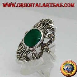 Bague en argent avec agate verte ovale sur fond baroque ajouré parsemée de marcassites