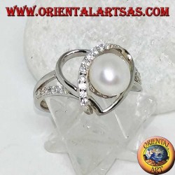 Anillo de plata con tejido en forma de corazón con perlas naturales y circonitas.