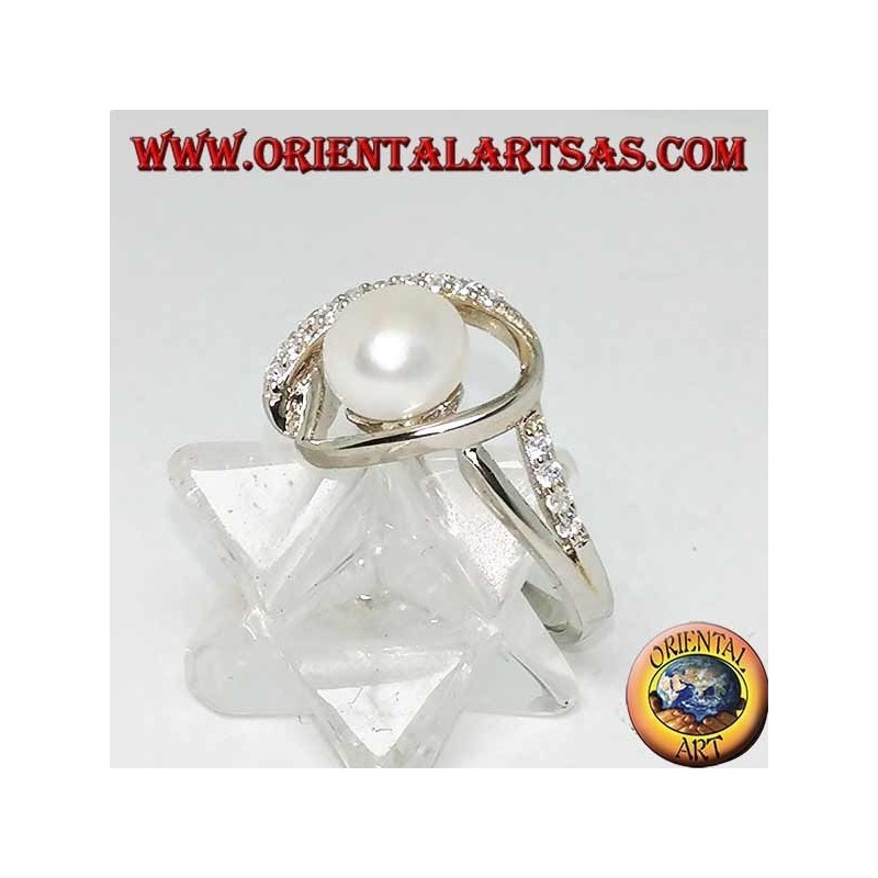 Anillo de plata con tejido en forma de corazón con perlas naturales y circonitas.