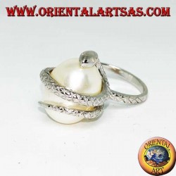 Bague en argent avec perle ovoïde blanche enveloppée d'un serpent