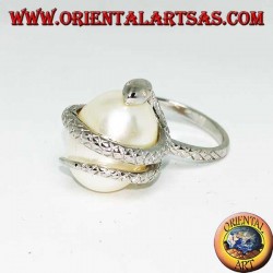 Silberring mit weißer eiförmiger Perle, eingewickelt in eine Schlange