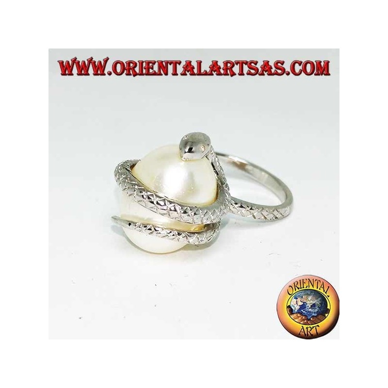 Bague en argent avec perle ovoïde blanche enveloppée d'un serpent