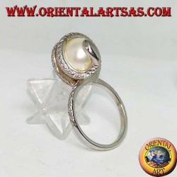 Anillo de plata con perla ovoide blanca envuelta en una serpiente