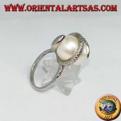 Anillo de plata con perla ovoide blanca envuelta en una serpiente