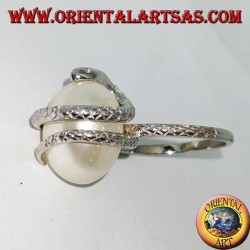 Anillo de plata con perla ovoide blanca envuelta en una serpiente