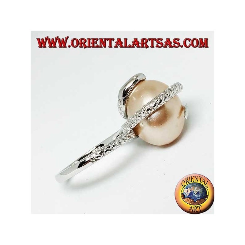 Bague en argent avec perle ovoïde rose enveloppée d'un serpent