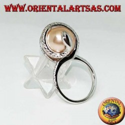 Anillo de plata con perla ovoide rosa envuelta en una serpiente