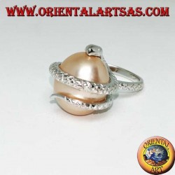 Anillo de plata con perla ovoide rosa envuelta en una serpiente