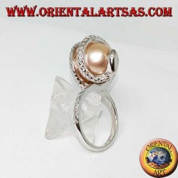 Anillo de plata con perla ovoide rosa envuelta en una serpiente