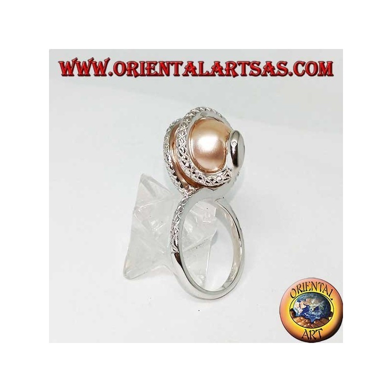 Anello in argento con perla ovoide rosa avvolta da un serpente