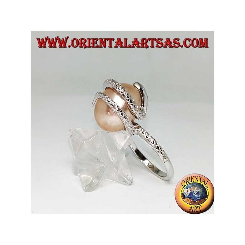 Anello in argento con perla ovoide rosa avvolta da un serpente
