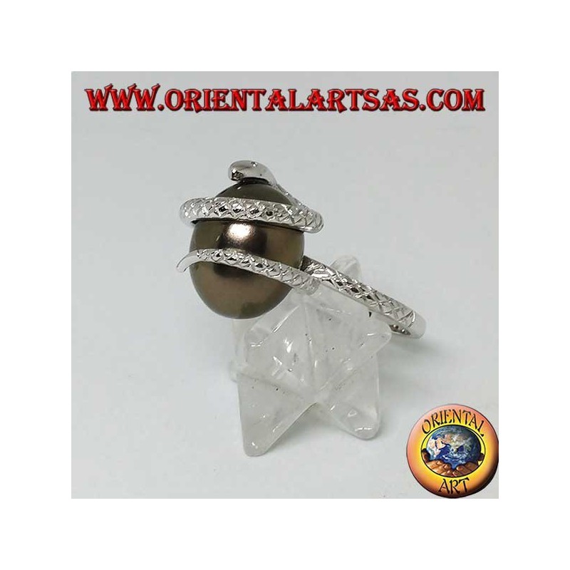 Anillo de plata con perla ovoide gris envuelta en una serpiente