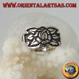 Anillo de plata con flor de loto en alto relieve