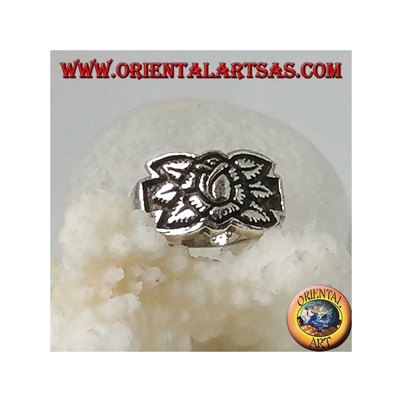 Anello in argento con fiore di loto in altorilievo