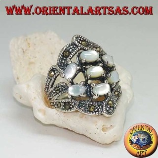 Anillo de plata con siete conjuntos ovalados de nácar y marcasita.