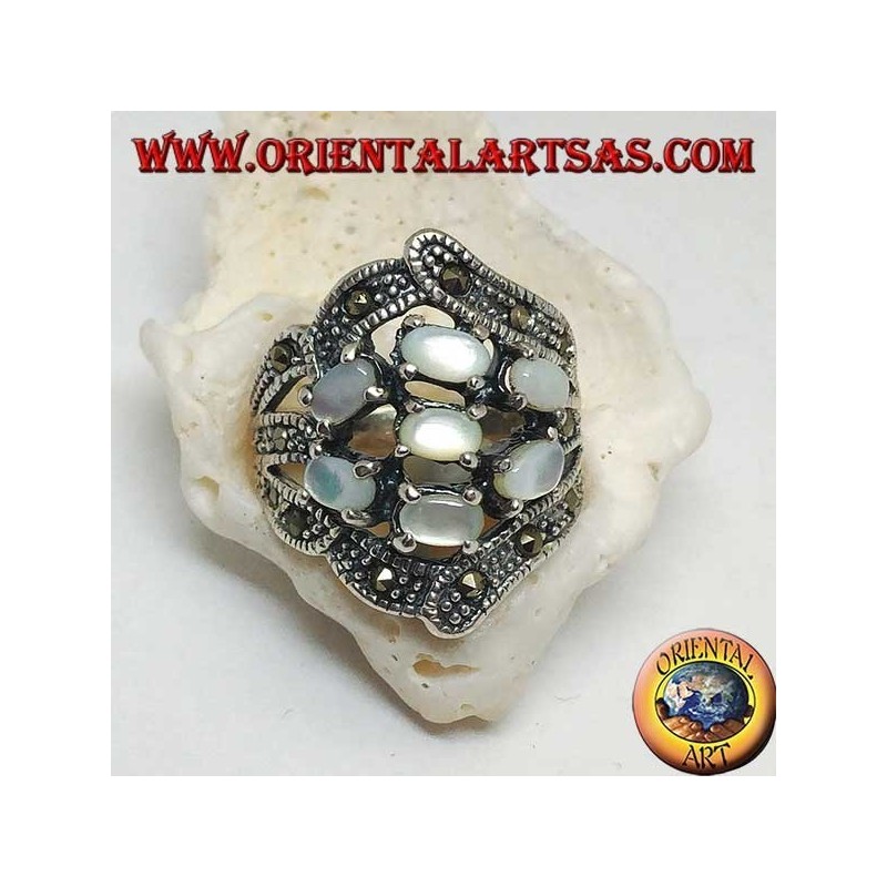 Anello in argento con sette madreperla ovali incastonati e marcassite