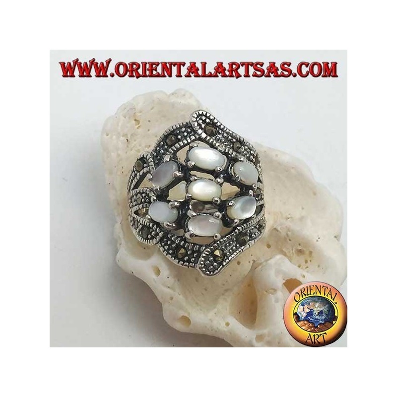 Anillo de plata con siete conjuntos ovalados de nácar y marcasita.