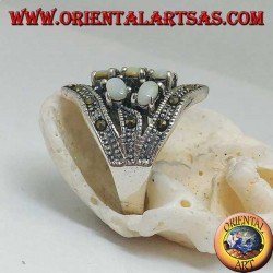 Anillo de plata con siete conjuntos ovalados de nácar y marcasita.