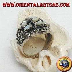Anillo de plata con siete conjuntos ovalados de nácar y marcasita.