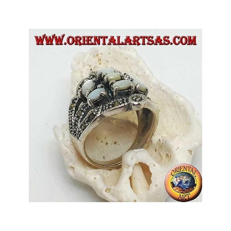 Anello in argento con sette madreperla ovali incastonati e marcassite