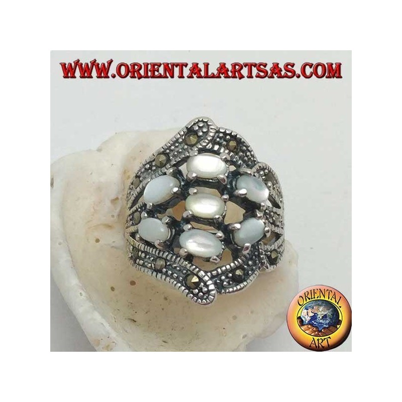 Anillo de plata con siete conjuntos ovalados de nácar y marcasita.