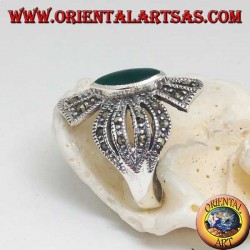 Anillo de plata con incrustaciones de marcasitas con ágata verde central