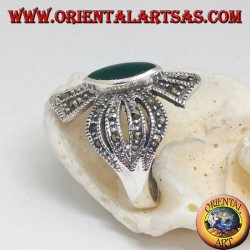 Bague en argent croix cloutée de marcassites avec agate verte navette centrale