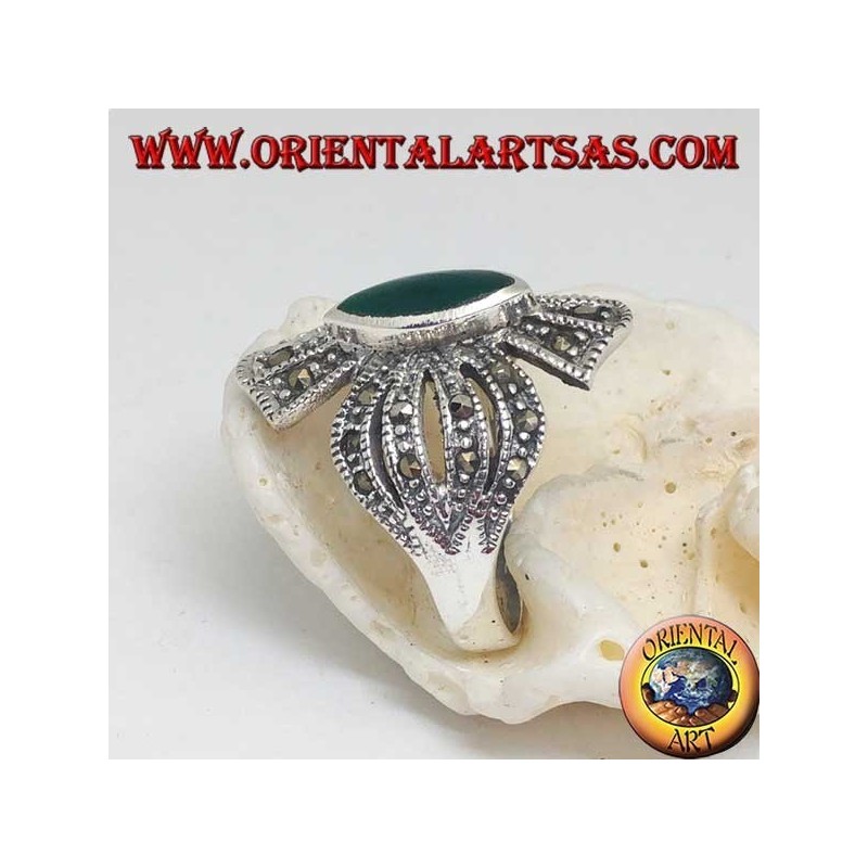 Anillo de plata con incrustaciones de marcasitas con ágata verde central