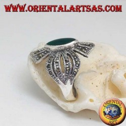 Bague en argent croix cloutée de marcassites avec agate verte navette centrale