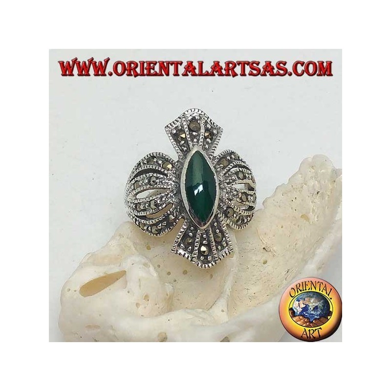 Bague en argent croix cloutée de marcassites avec agate verte navette centrale