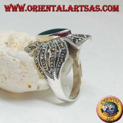 Bague en argent croix cloutée de marcassites avec agate verte navette centrale