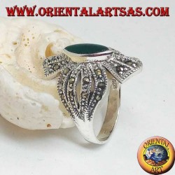 Anillo de plata con incrustaciones de marcasitas con ágata verde central