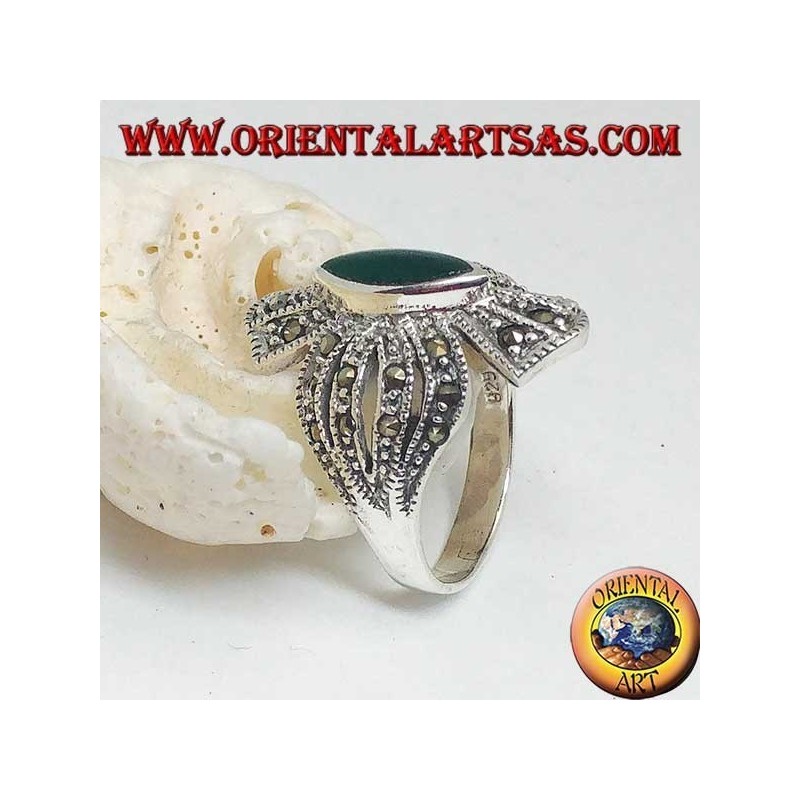 Anillo de plata con incrustaciones de marcasitas con ágata verde central