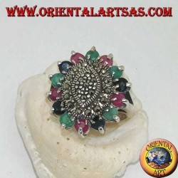 Bague en argent navette sur ovale avec marcassite entourée de rubis, émeraudes et saphirs ronds sertis