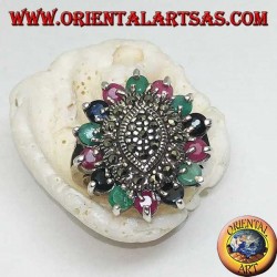 Anillo en plata de lanzadera sobre óvalo con marcasita rodeada de rubíes, esmeraldas y zafiros redondos.