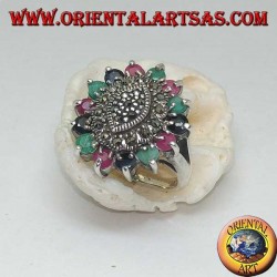 Anillo en plata de lanzadera sobre óvalo con marcasita rodeada de rubíes, esmeraldas y zafiros redondos.