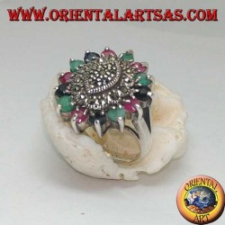 Bague en argent navette sur ovale avec marcassite entourée de rubis, émeraudes et saphirs ronds sertis