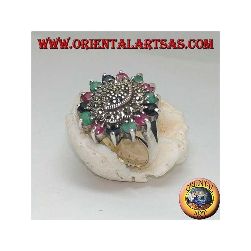 Bague en argent navette sur ovale avec marcassite entourée de rubis, émeraudes et saphirs ronds sertis