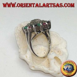 Anillo en plata de lanzadera sobre óvalo con marcasita rodeada de rubíes, esmeraldas y zafiros redondos.