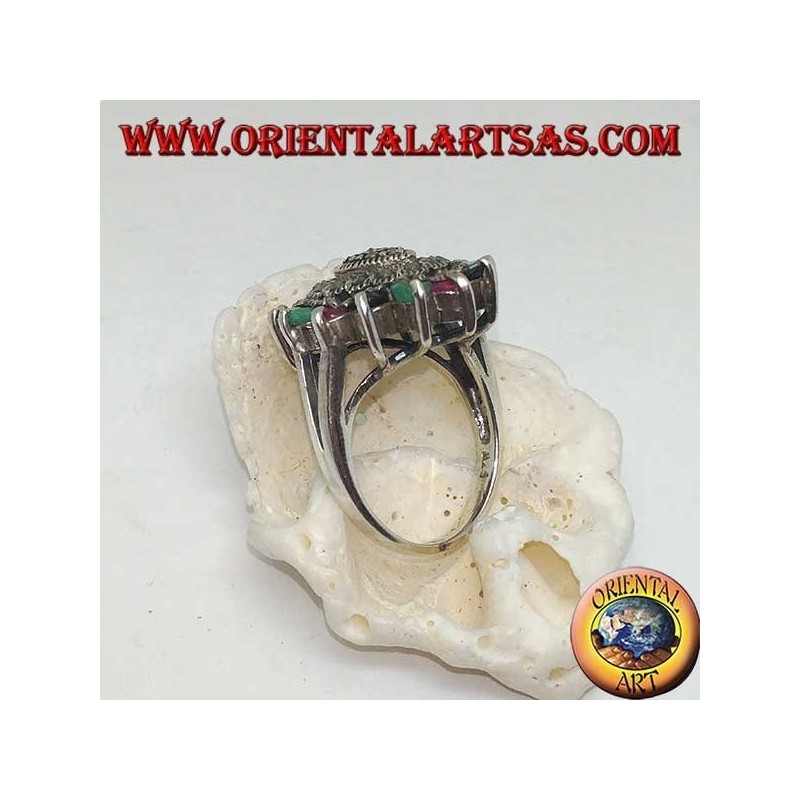 Anillo en plata de lanzadera sobre óvalo con marcasita rodeada de rubíes, esmeraldas y zafiros redondos.