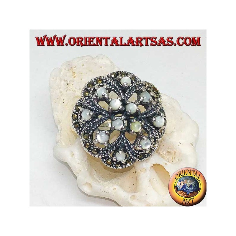 Anillo alterno de plata calada con doble cruz con nácar redondo incrustado y marcasita.