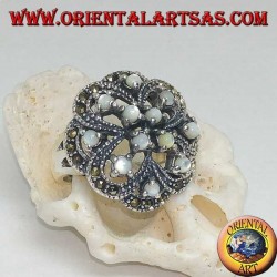 Anillo alterno de plata calada con doble cruz con nácar redondo incrustado y marcasita.