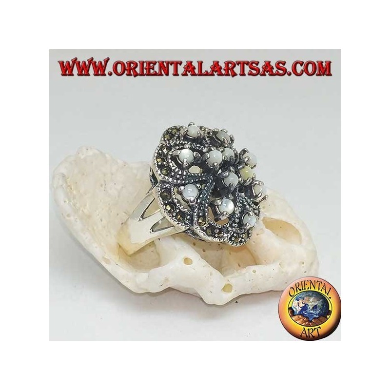 Bague en argent ajourée alternée avec double croix avec nacre ronde incrustée de marcassite